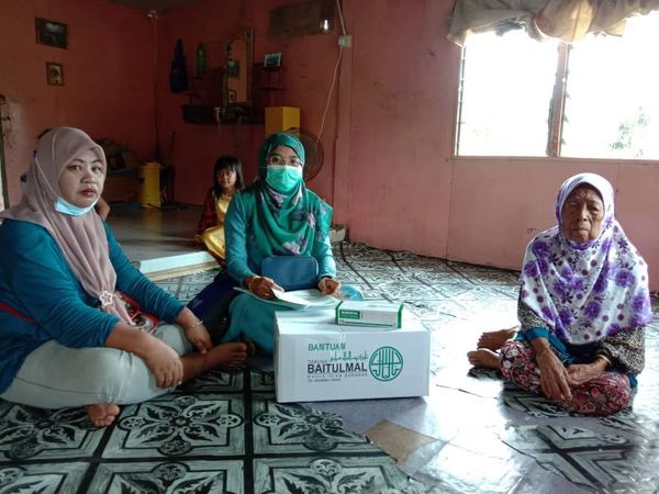 PENYERAHAN BANTUAN MANGSA BANJIR DI KPG.SEGEDUP : TABUNG ...