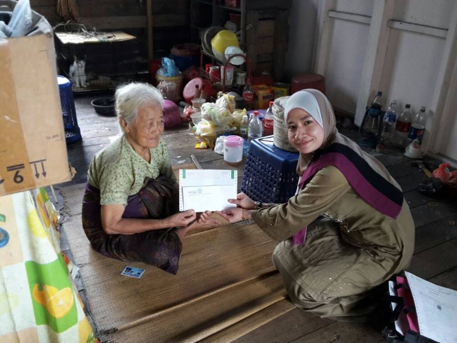 PENYERAHAN BANTUAN SARA HIDUP DI KG. GITA TENGAH, KUCHING 