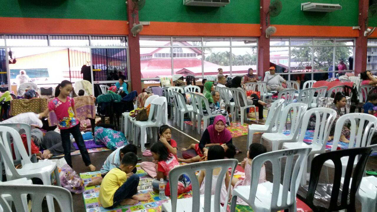 PENYERAHAN BANTUAN KECEMASAN MANGSA BANJIR DI SERIAN 