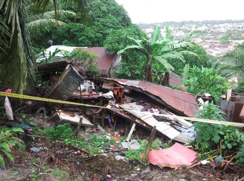 PENYERAHAN BANTUAN KECEMASAN BENCANA ALAM DI KG. HAJI PENYERAHAN BANTUAN KECEMASAN BENCANA ALAM DI KG. HAJI